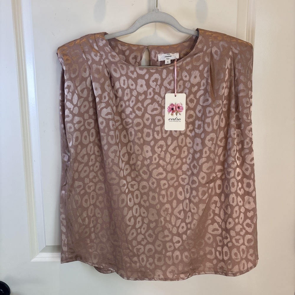 NWT Entro Top Small Sleeveless Shoulder Pad Keyhole Back Pink Blush Cheetah